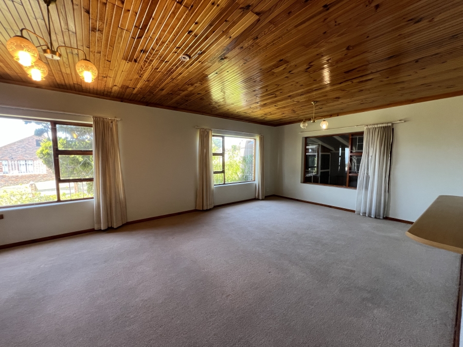 4 Bedroom Property for Sale in Wavecrest Eastern Cape